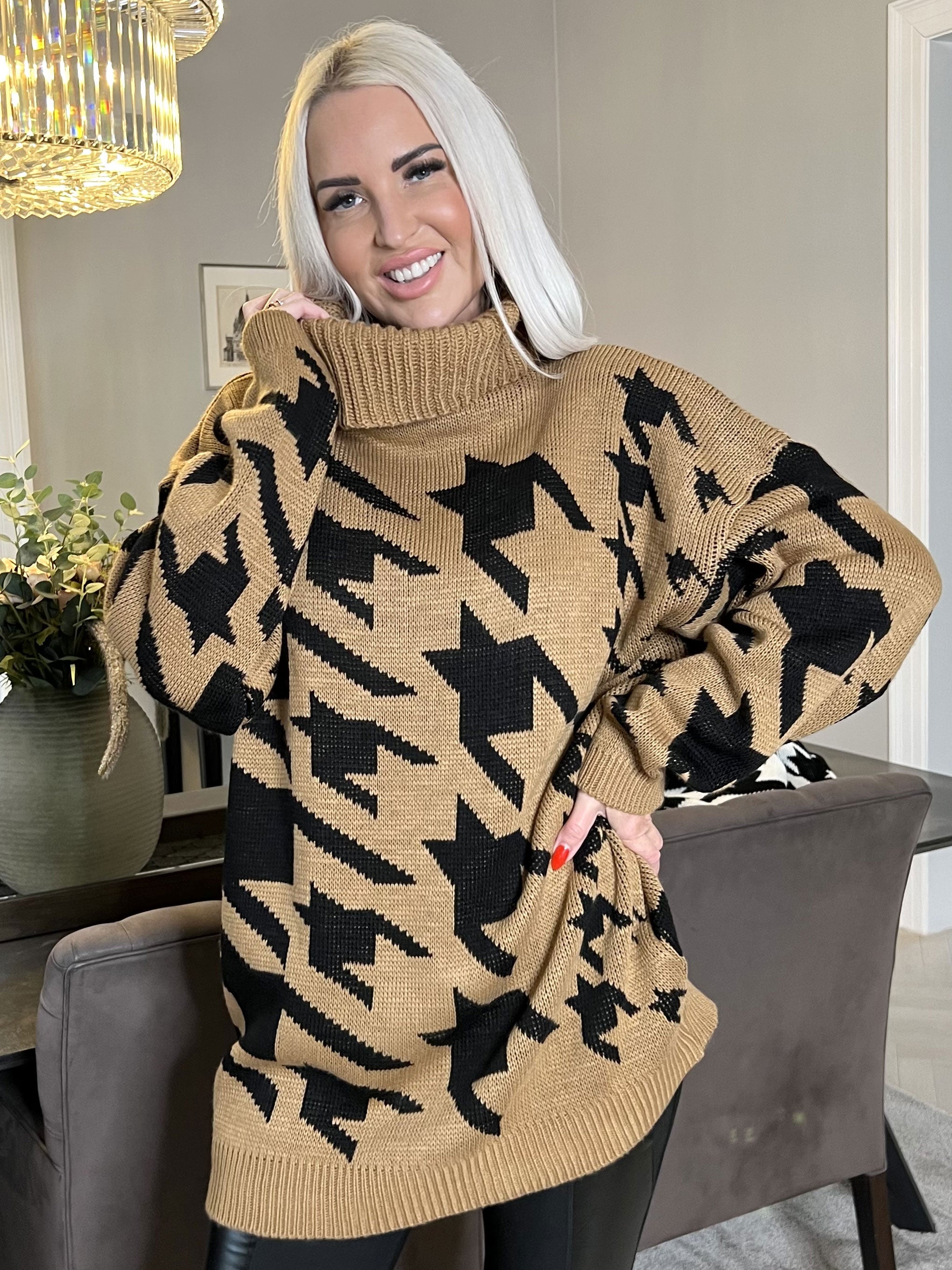 Isla - Plus size strik med hanefjedstern og rullekrave